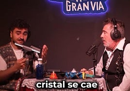 Humoristas durante su podcast