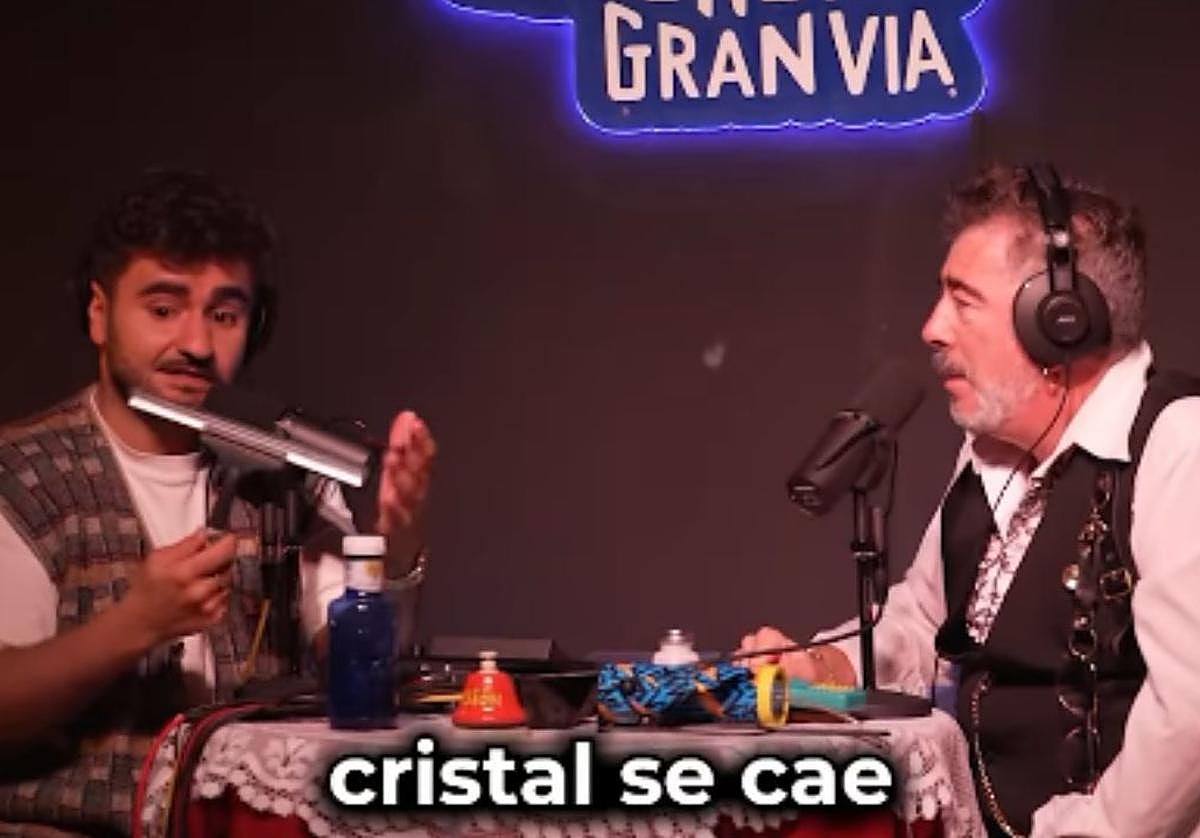 Humoristas durante su podcast