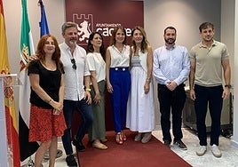 Belén Fernández, en el centro, junto a parte de su equipo de trabajo en el Ayuntamiento de Cáceres.