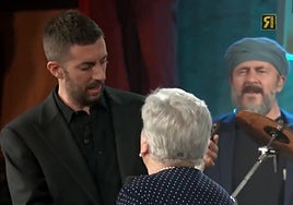 David Broncano recibe un chorizo de Fregenal de la Sierra