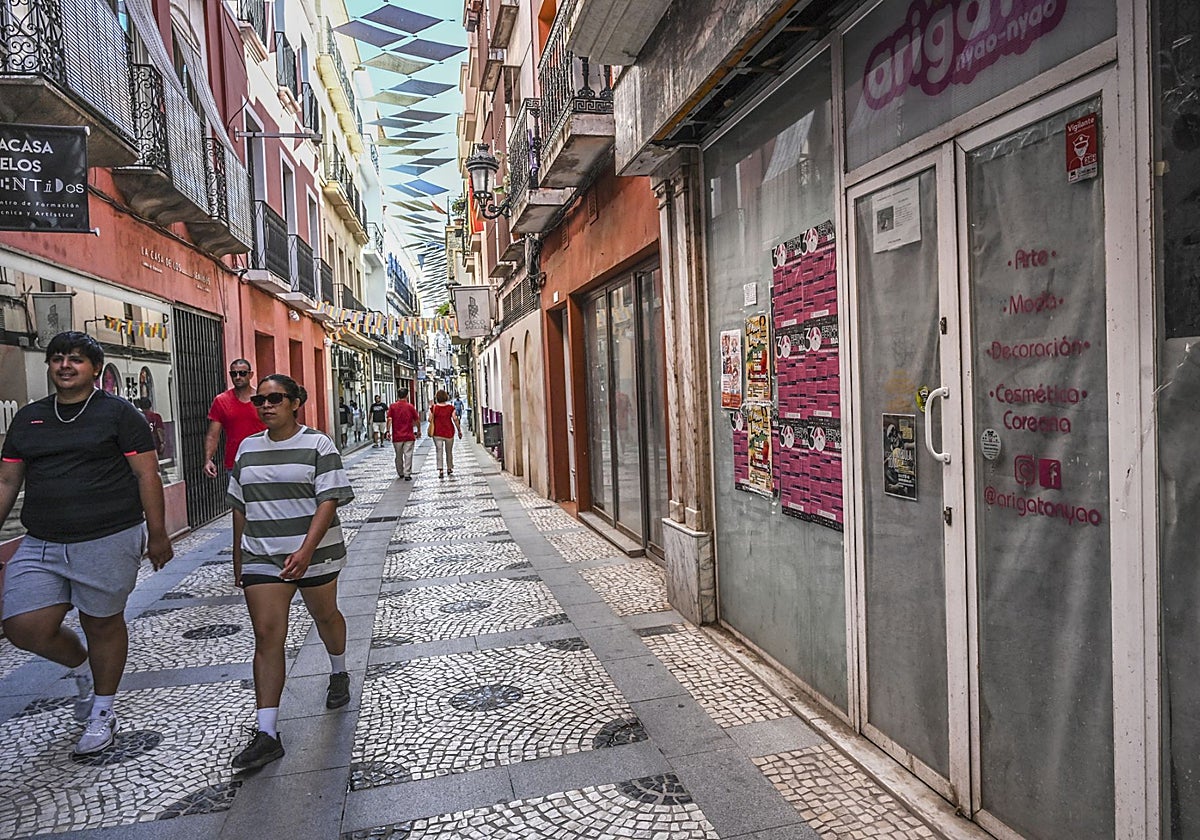 Locales cerrados en calle San Juan, que tratan de renovar