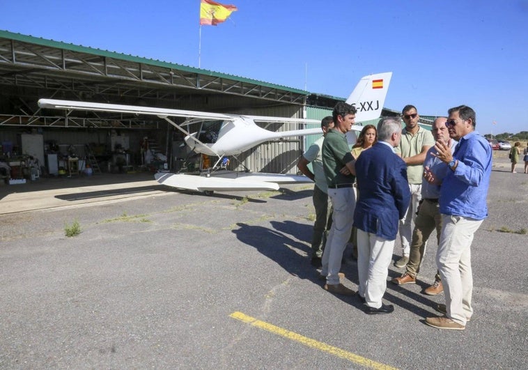 La Junta inicia la reparación de la pista del aeródromo de Royanejos