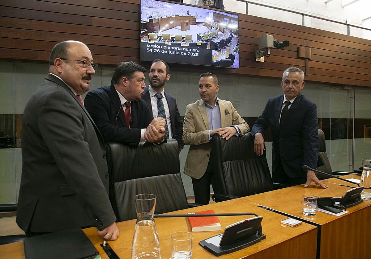 Diputados de Vox en la Asamblea de Extremadura, durante el debate sobre el estado de la región.