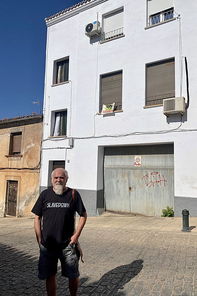 El músico Patxi Cañamero, delante el bloque donde vive y donde se ha producido el incendio.