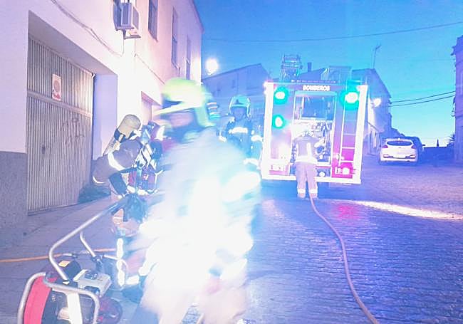 Intervención de los efectivos de bomberos en el incendio de esta mañana.