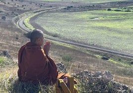 Hansa Dhammahaso, profesor universitario de Tailandia, en los terrenos donde se iba a crear el centro budista.