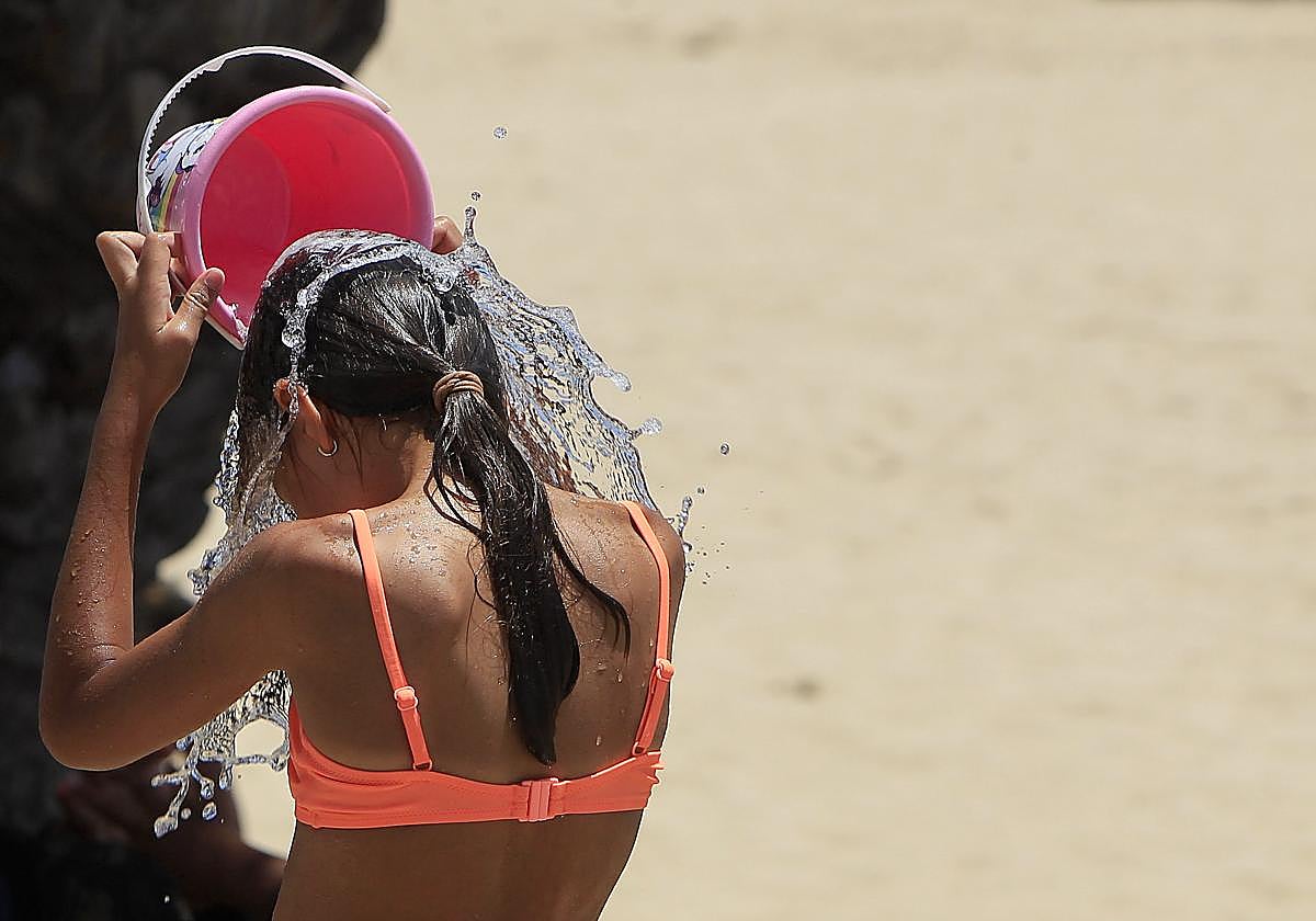Una niña combate el calor durante el nuevo repunte de temperaturas en la península.