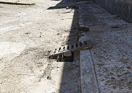 Imbornal en una de las calles de Las 800.