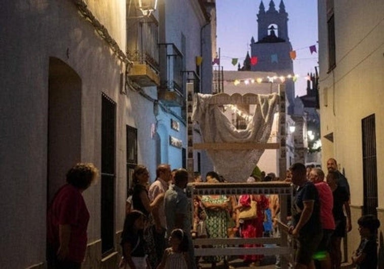 Unas artísticas sillas invitan a los vecinos de tres pueblos extremeños a «tomar el fresco»