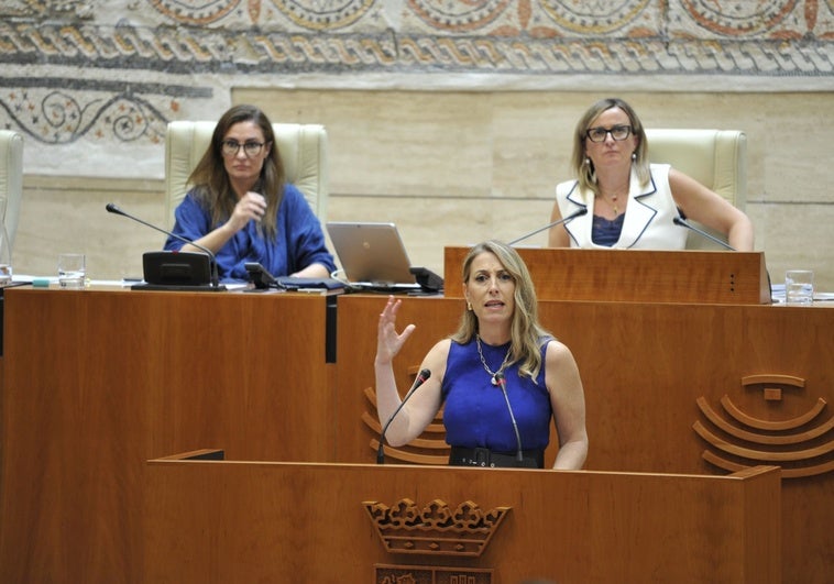 María Guardiola presume de gestión y elude acercarse a PSOE y a Vox