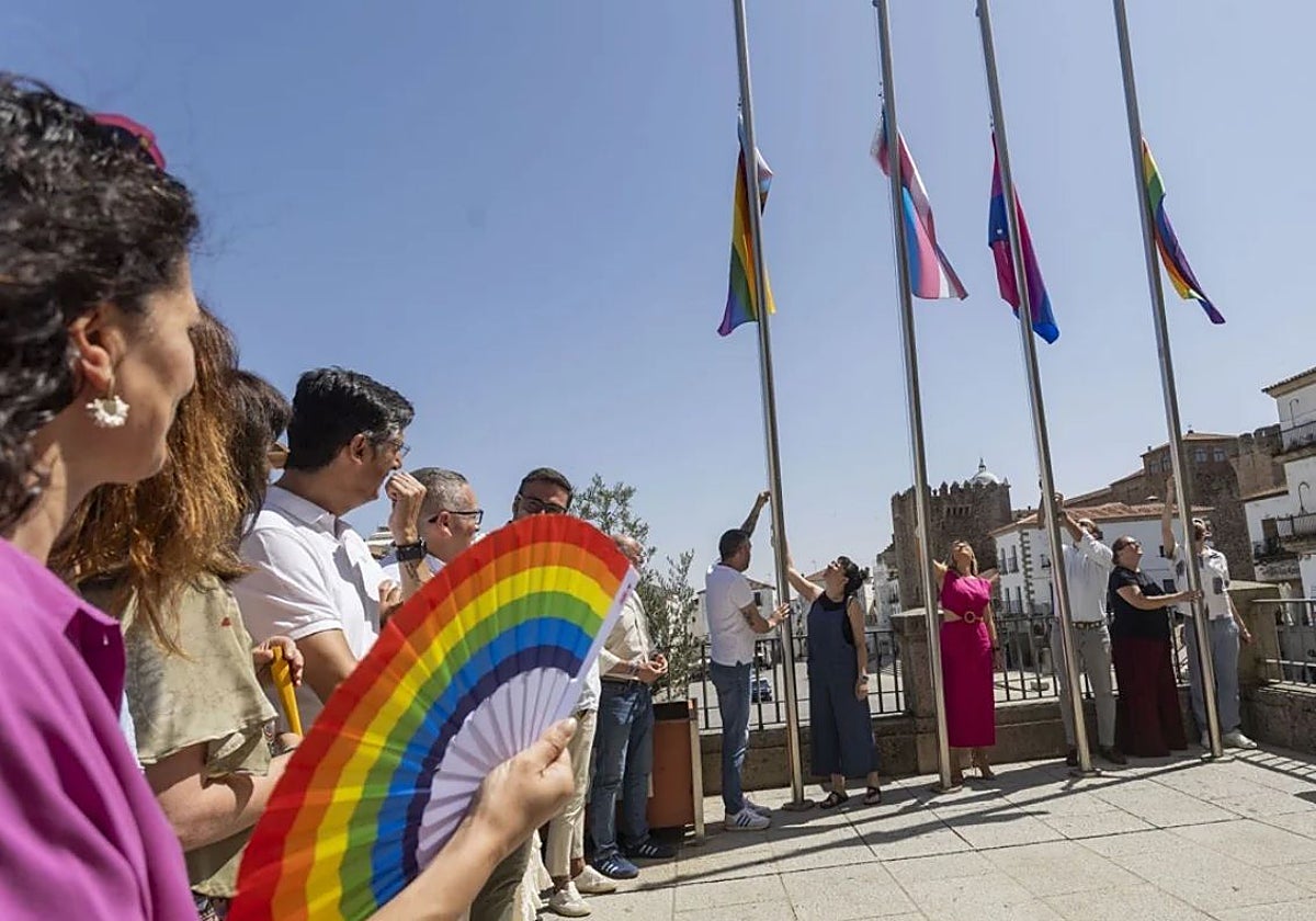 Izado de las banderas del orgullo en Cáceres, con el alcalde y concejales.
