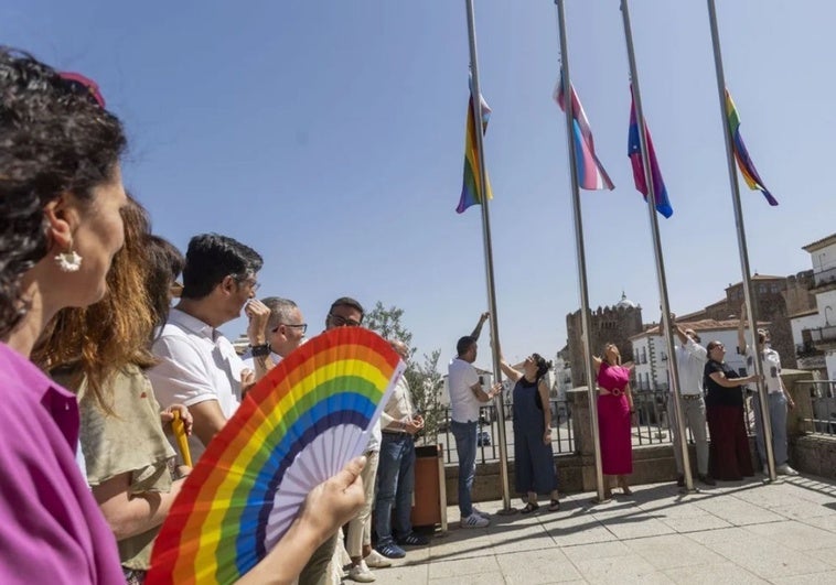 La Policía Local no reforzará la vigilancia por posibles nuevas incidencias con las banderas LGTBI en Cáceres