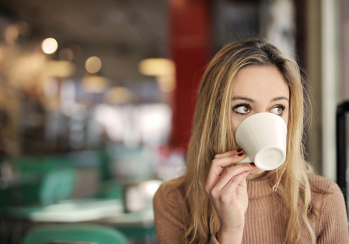 Esto es lo que le pasa a las mujeres que beben café, según un estudio