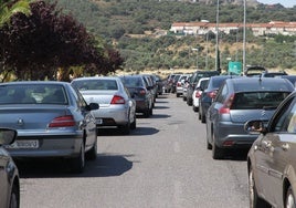El tráfico ayuda a elevar el ozono troposférico. En la foto, acceso al campus de la UEx en Cáceres.