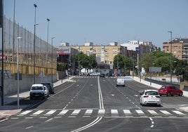 Los vehículos recorren el primer tramo de la avenida de Ricardo Carapeto.