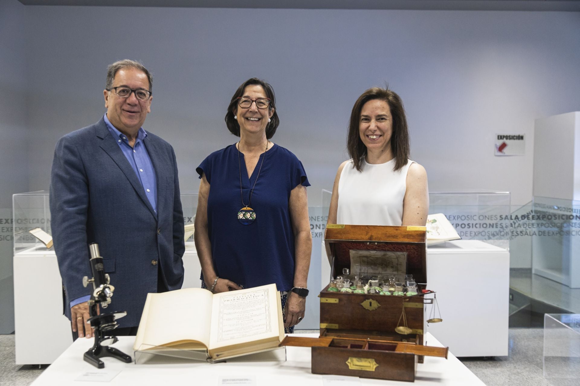 Fotos | Así es la exposición de libros del colegio de Farmacéuticos de Badajoz