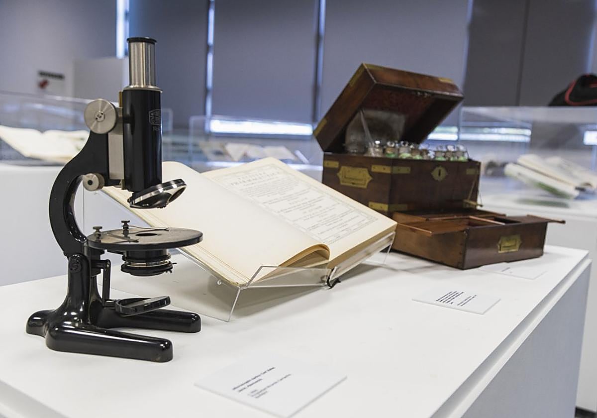 Algunos de los enseres expuestos en la Biblioteca del Estado.