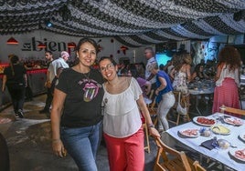 Beatriz Terrón y Carmen Vergel, de Cantueso, están satisfechas con el trabajo realizado en La Bien Pagá, donde ayer dieron las últimas comidas.