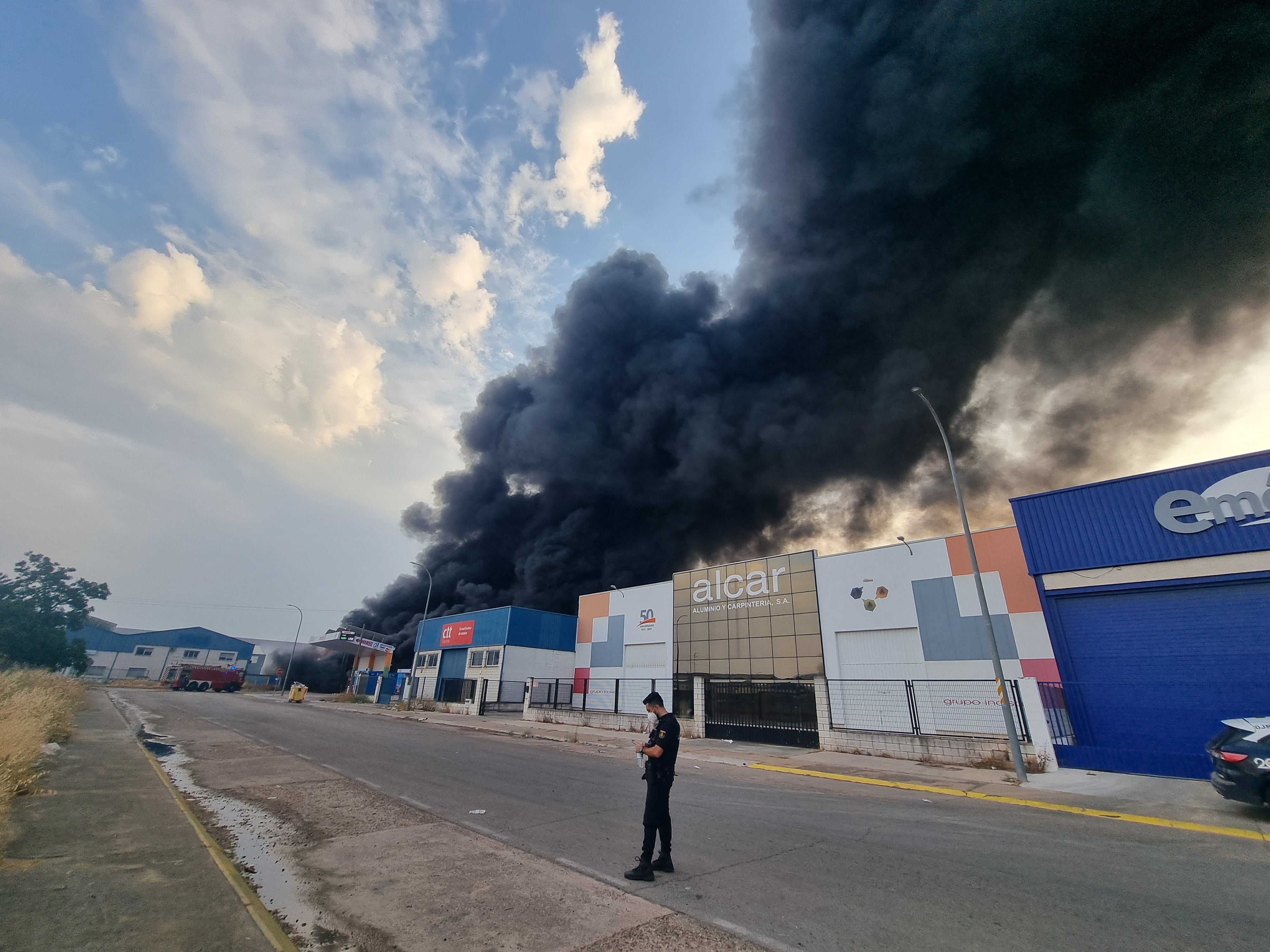 Fotos | Arden dos naves y varias furgonetas del polígono El Prado de Mérida