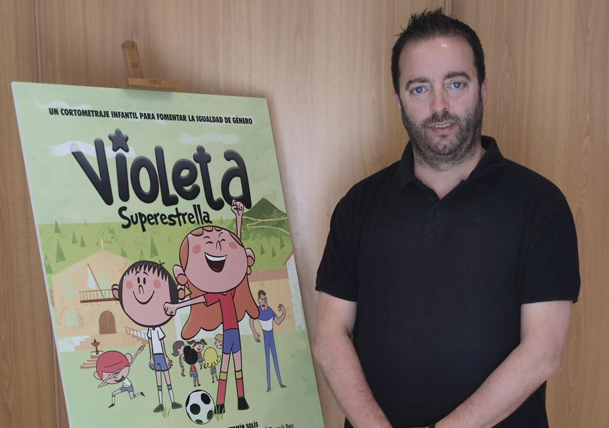 Pablo Ruiz con el póster del episodio piloto, de Violeta, que va a un colegio en Esparragosa de Lares.