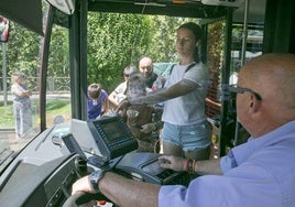Usuarios subiéndose en autobús urbano del Paseo de Roma.