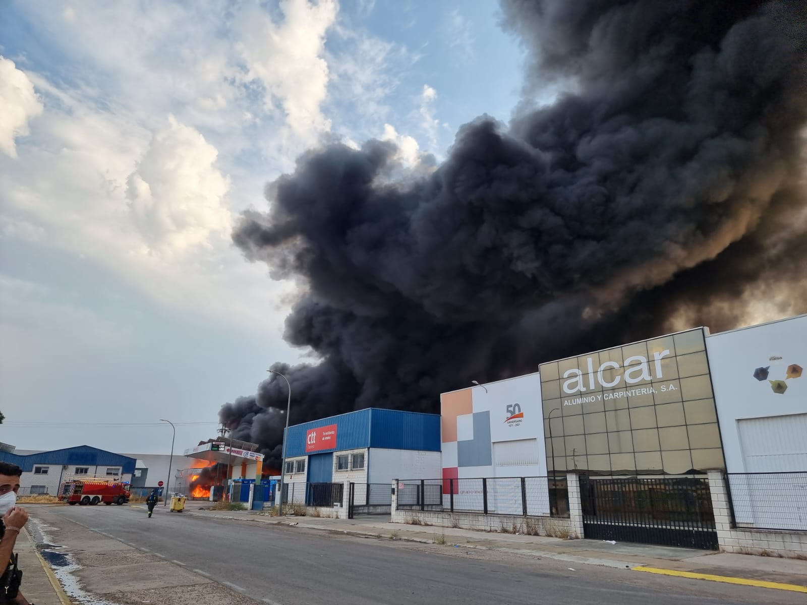 Fotos | Arden dos naves y varias furgonetas del polígono El Prado de Mérida