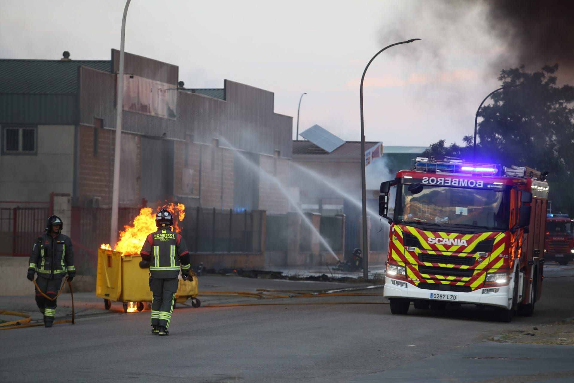 Fotos | Arden dos naves y varias furgonetas del polígono El Prado de Mérida
