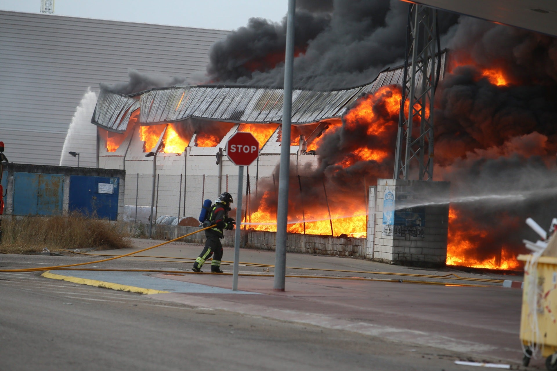 Fotos | Arden dos naves y varias furgonetas del polígono El Prado de Mérida