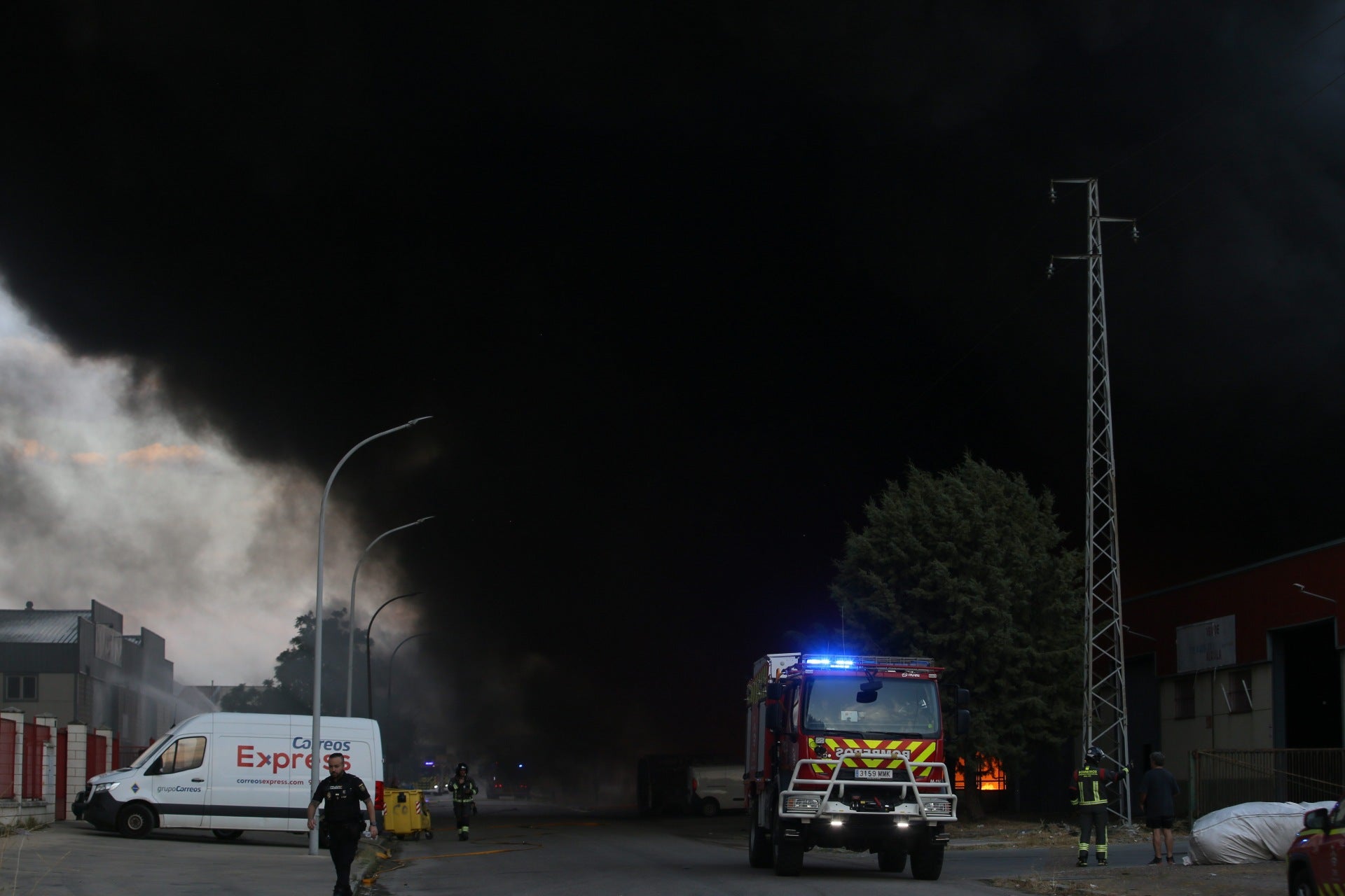 Fotos | Arden dos naves y varias furgonetas del polígono El Prado de Mérida
