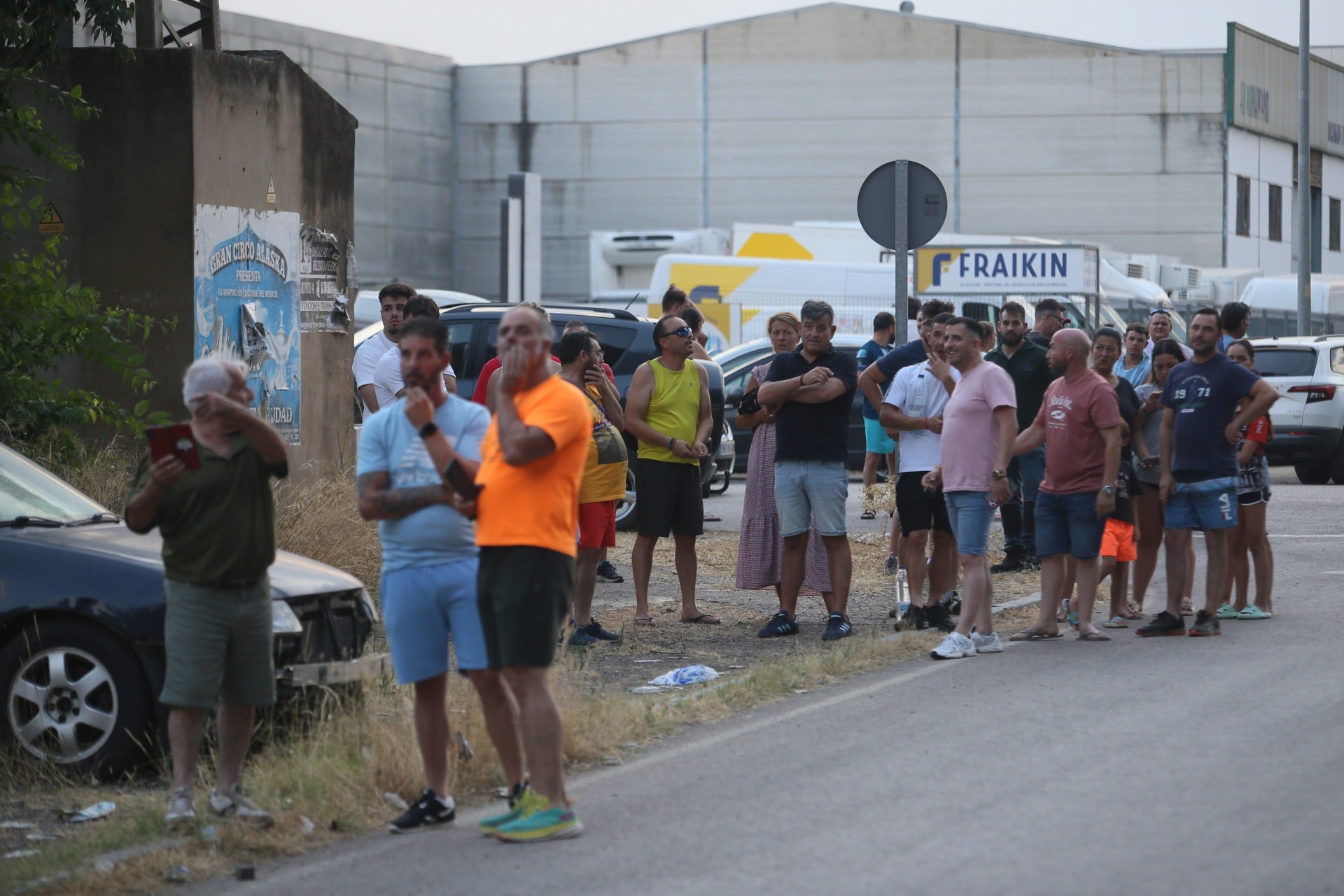 Fotos | Arden dos naves y varias furgonetas del polígono El Prado de Mérida