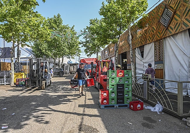Las casetas sacaron la bebida desde primera hora de la mañana.