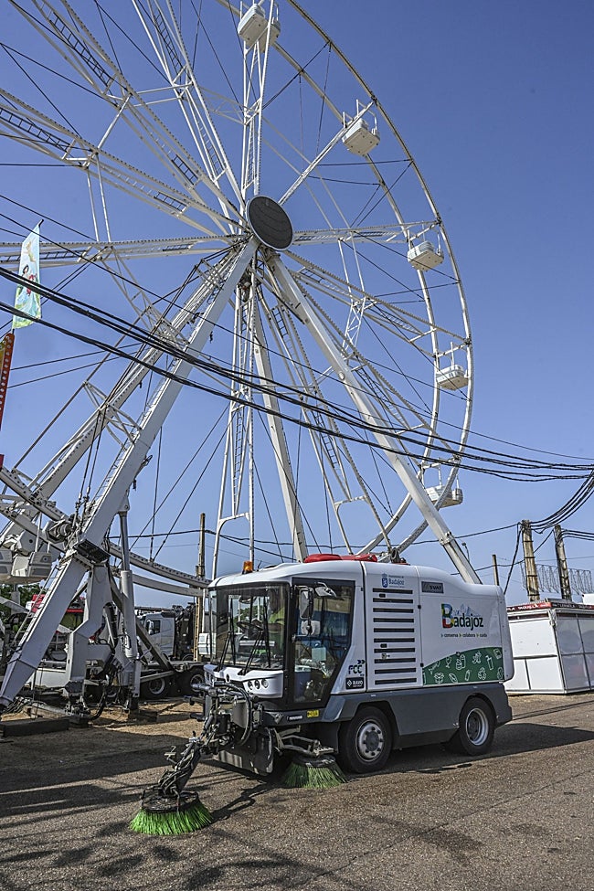 La noria, medio desmontada en la mañana del domingo.