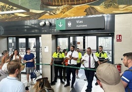 Los trabajadores explican a los viajeros que el tren no puede salir este domingo por la tarde.