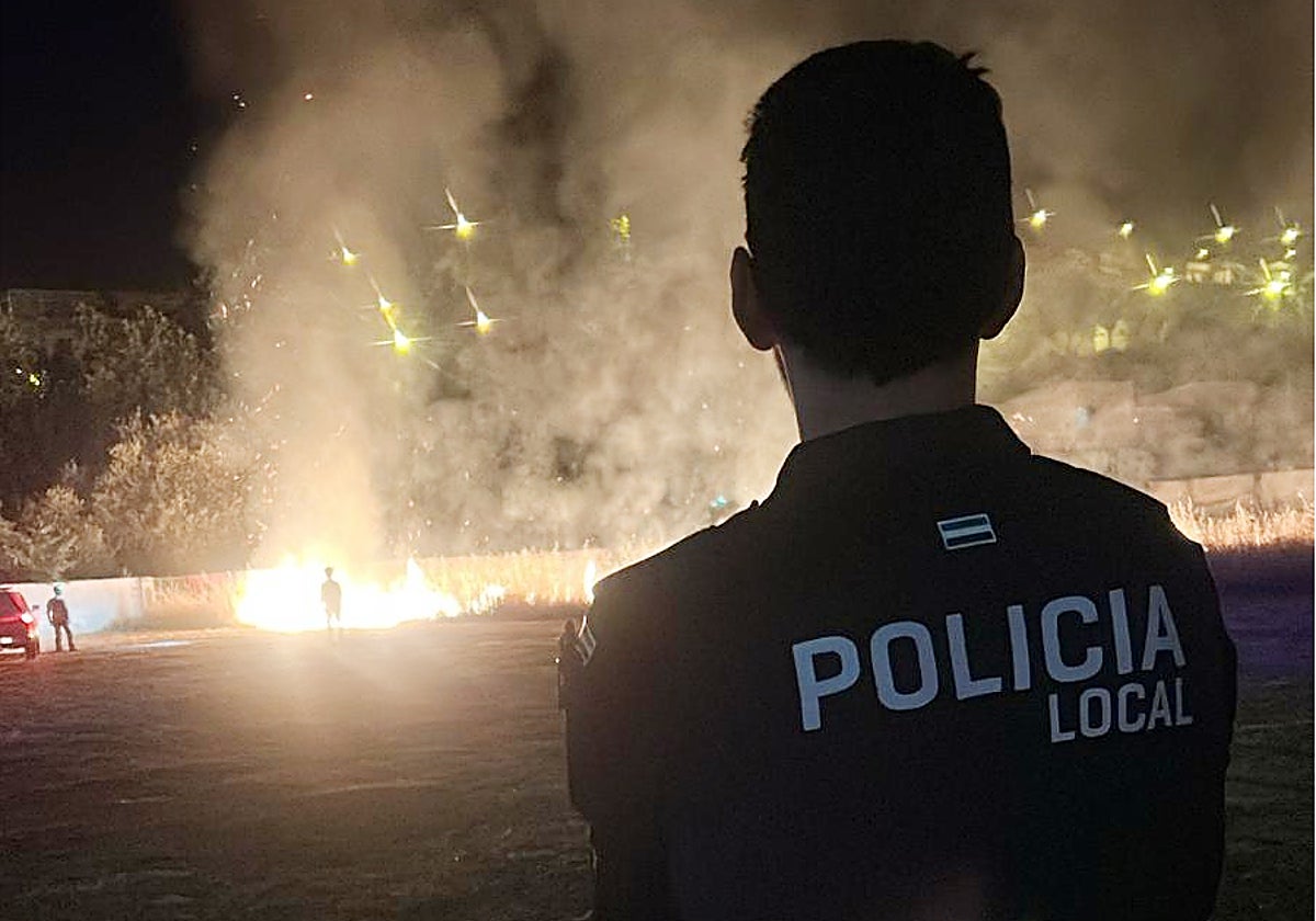 Un agente de la Policía Local vigila las labores de extinción en el Mundial-82.