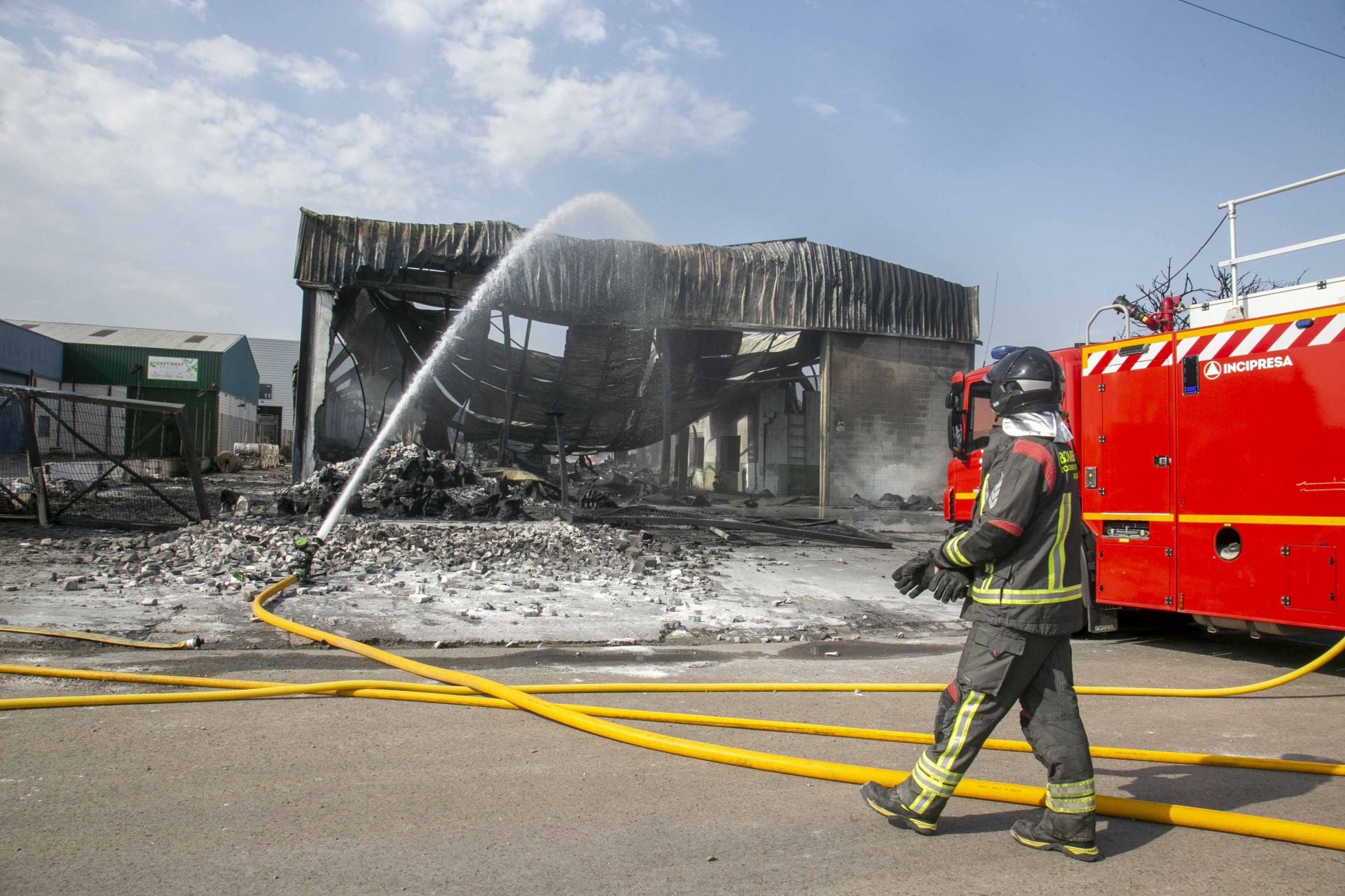 Fotos | Así están las naves calcinadas en el polígono de Mérida un día después del incendio