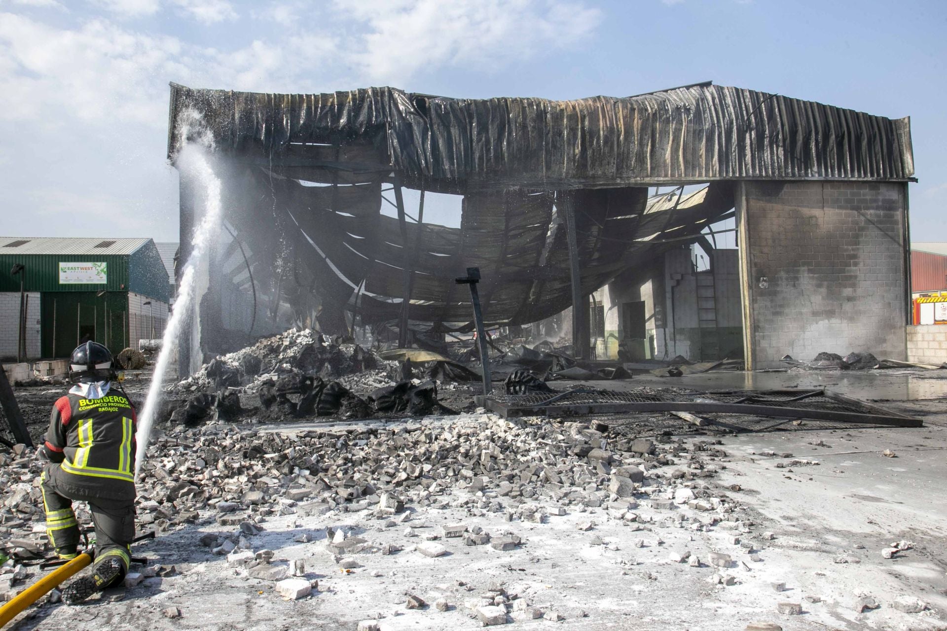 Fotos | Así están las naves calcinadas en el polígono de Mérida un día después del incendio