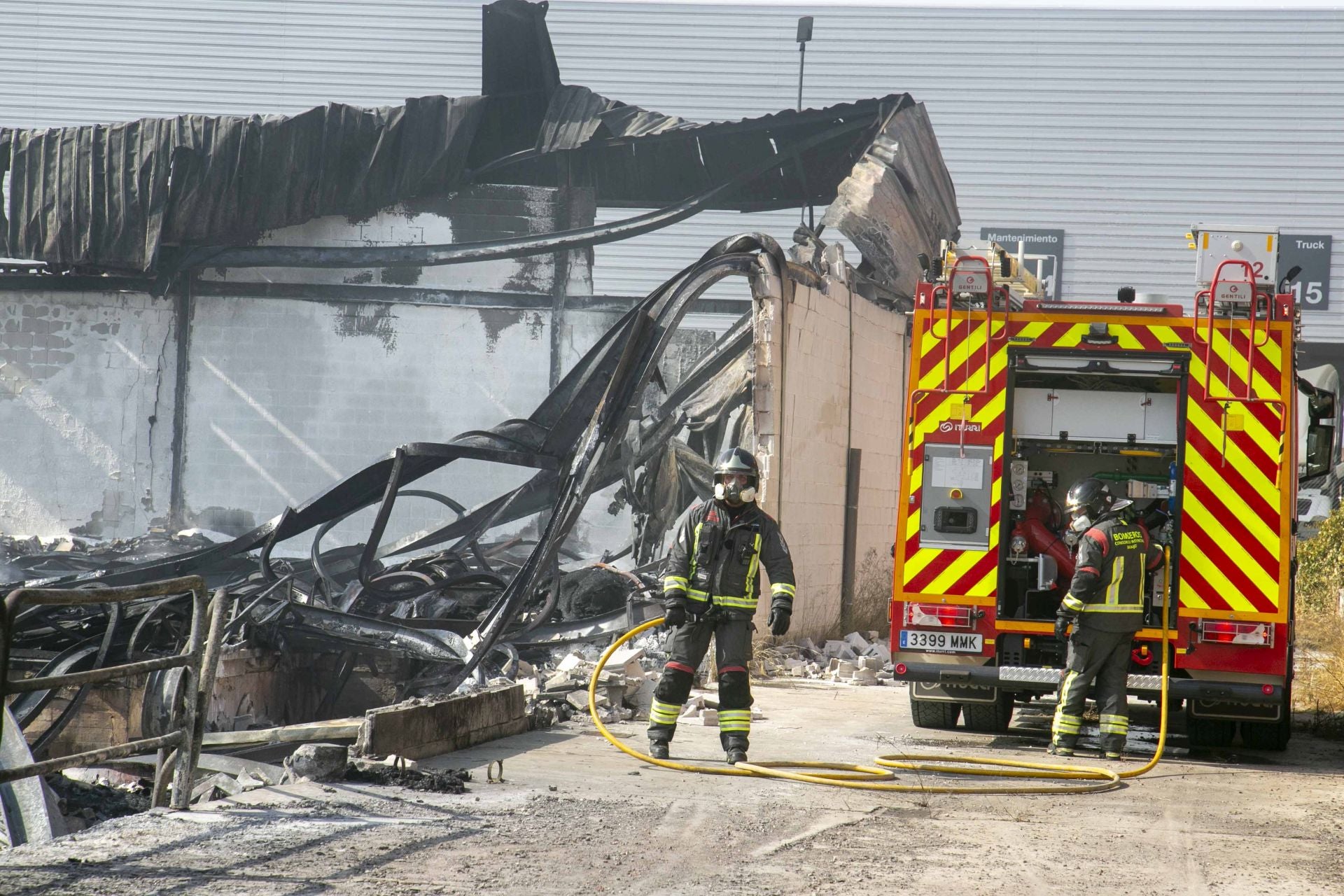 Fotos | Así están las naves calcinadas en el polígono de Mérida un día después del incendio