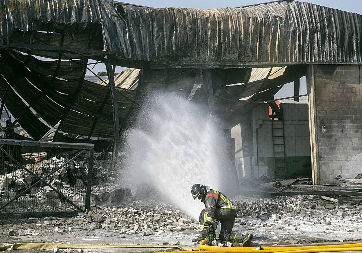 Fotos | Así están las naves calcinadas en el polígono de Mérida un día después del incendio