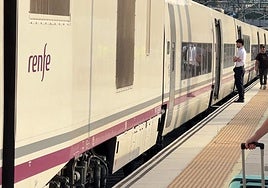 Un tren Sevilla-Madrid se queda parado en Plasencia por una avería técnica