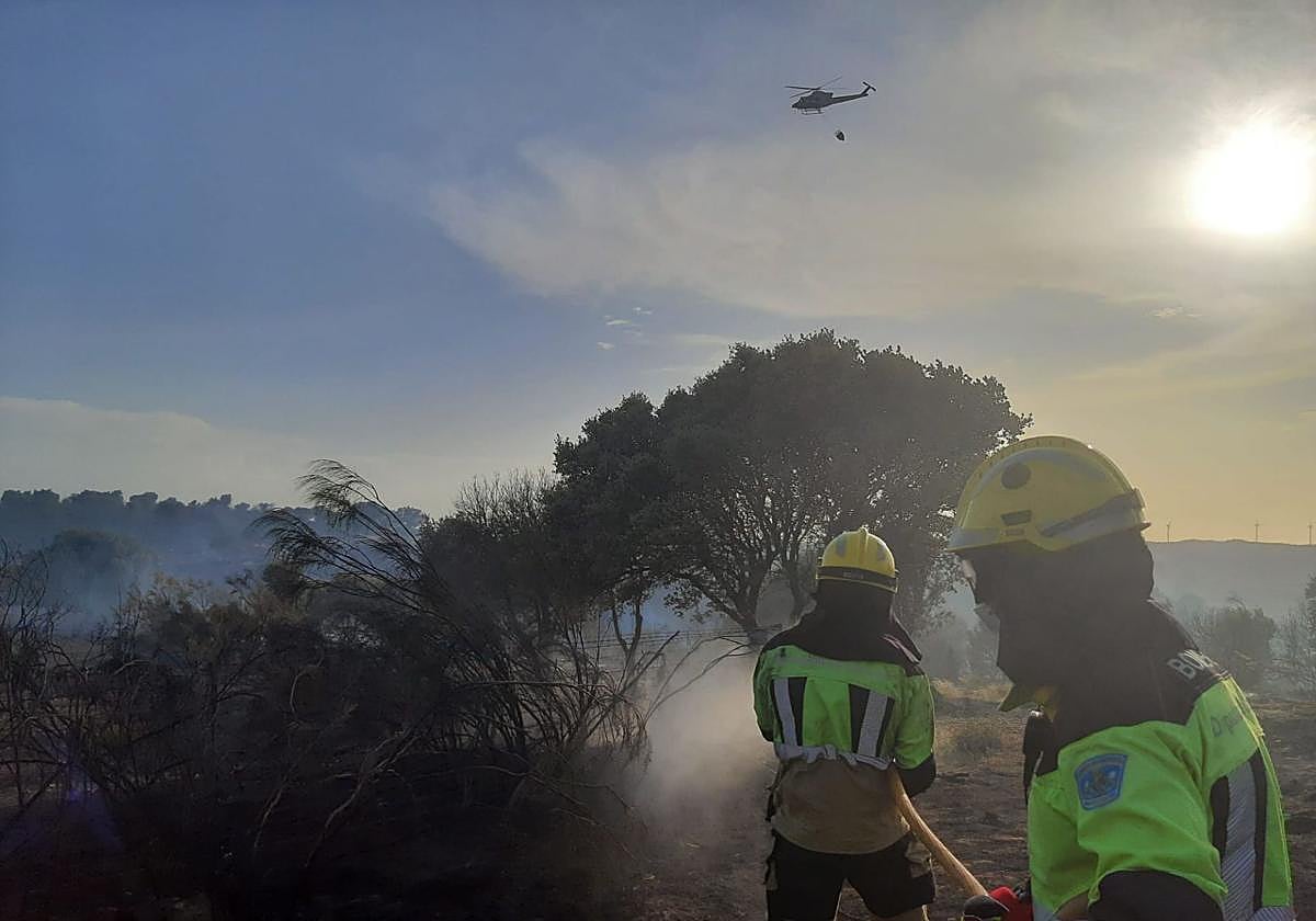Los bomberos del Sepei trabajando para sofocar el incendio.