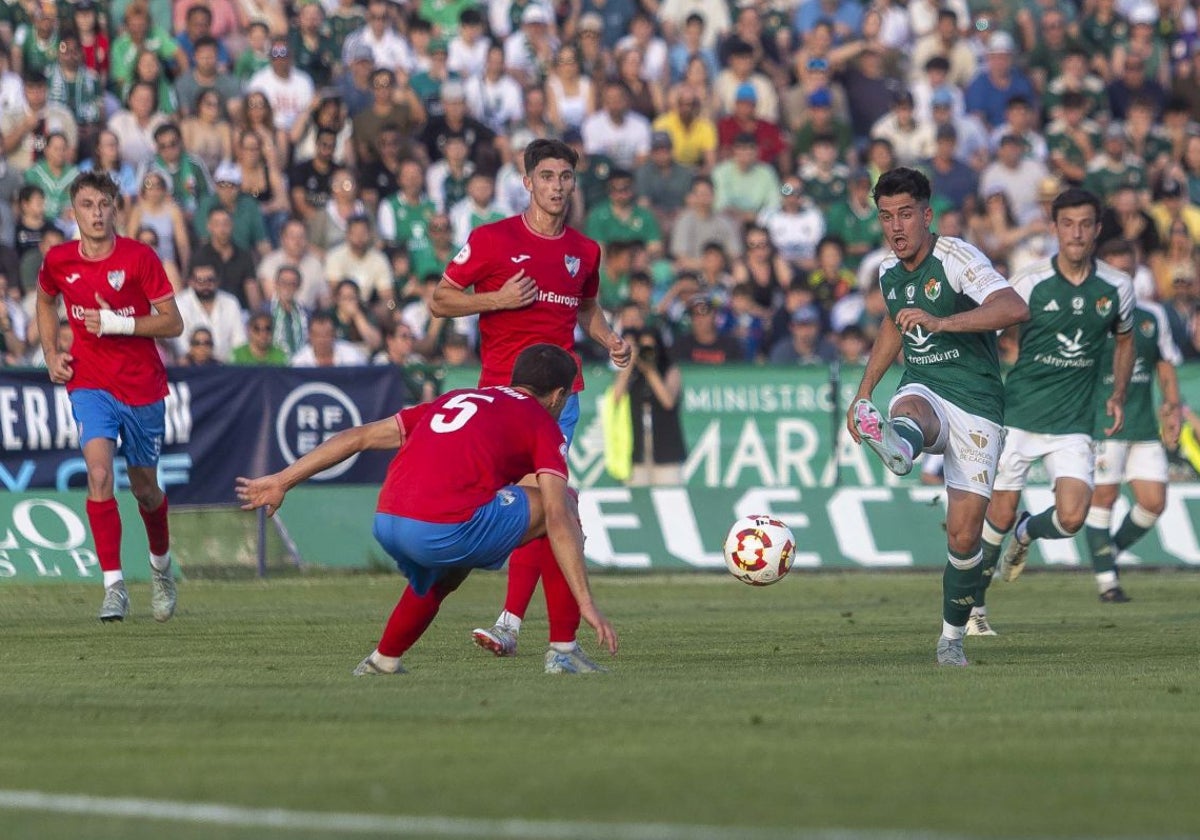 Marchena con el Estepona durante la final por el ascenso frente al Cacereño en el Príncipe Felipe.