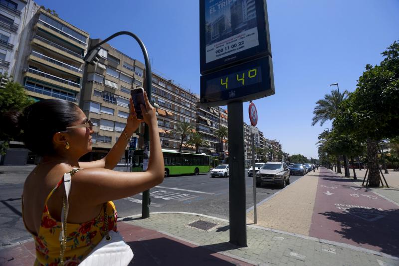 Foto de termómetro que muestra las altas temperatura en Córdoba