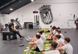 Fran Miranda charla con los chavales del Cmpus de Verano del Badajoz.