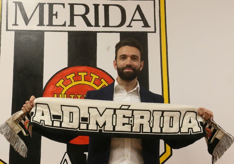 Fran Beltrán luce con bufanda y escudo en la sala de prensa del Romano.