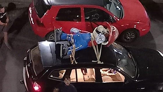 Aparece la figura de Mario Bros en medio del campo en Pueblonuevo del Guadiana