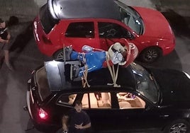 Super Mario, en la baca del coche de Antonio Martínez, cuya hija y yerno recogieron anoche en Pueblonuevo del Guadiana.