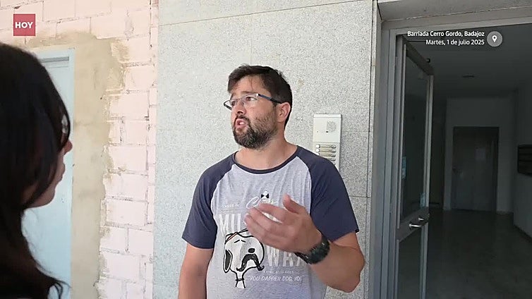 Los vecinos de Cerro Gordo, en Badajoz, se vuelcan para para reparar los daños del incendio