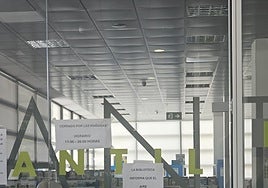 Carteles en la Biblioteca del Estado de Badajoz informando de que el aire acondicionado está estropeado en una foto realizada el 17 de junio.