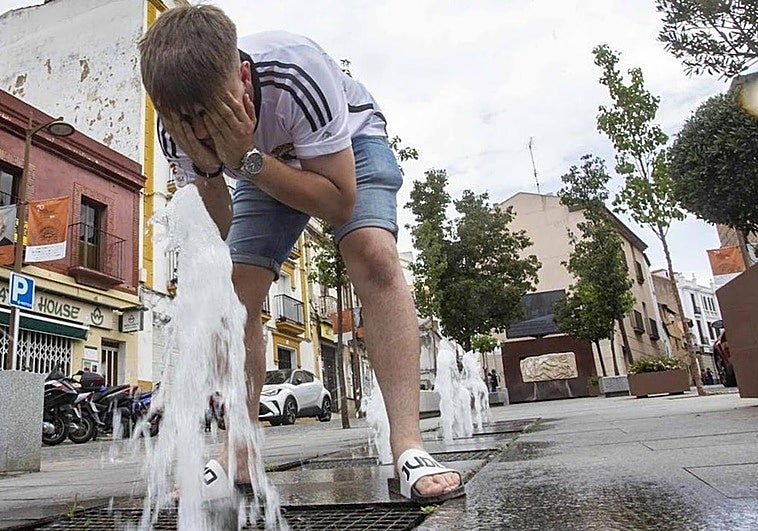 Imagen de archivo de un adolescente refrescándose en Mérida.