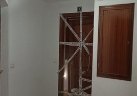 Uno de los pisos de Nuevo Cáceres donde se explotaba sexualmente a mujeres, precintado por la Policía Nacional.